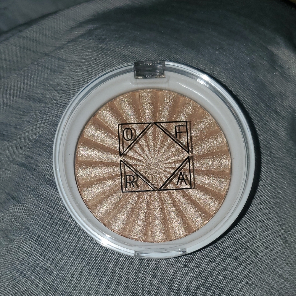 OFRA Highlighter in Radiant Champagne